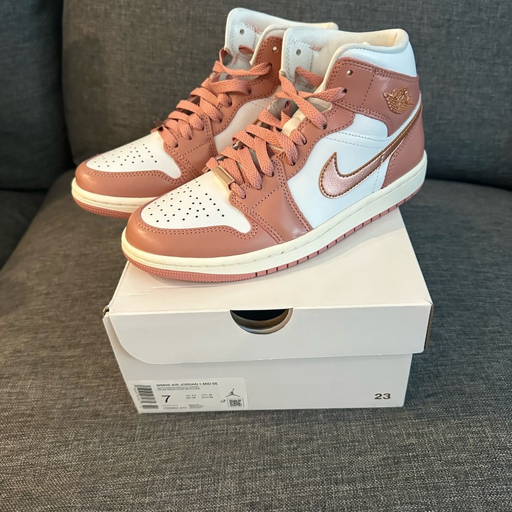 Air Jordan 1 mid se woman’s